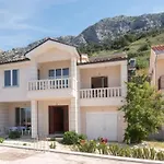 بيت ضيافة Studio Apartment Brela 3*