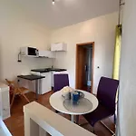 Studio Apartment Brela بيت ضيافة 3*